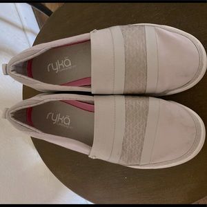 Walking tennis shoes